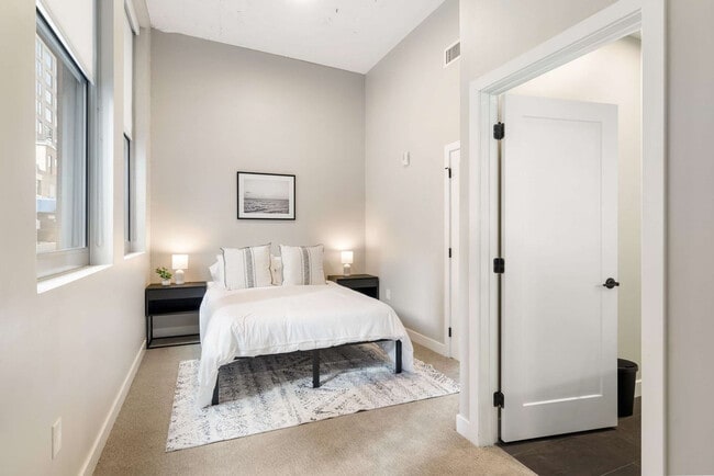 205 W 4th St in Cincinnati, OH - Building Photo - Building Photo