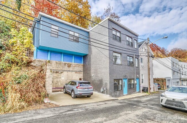 9017 Riverside Pl in North Bergen, NJ - Building Photo - Building Photo