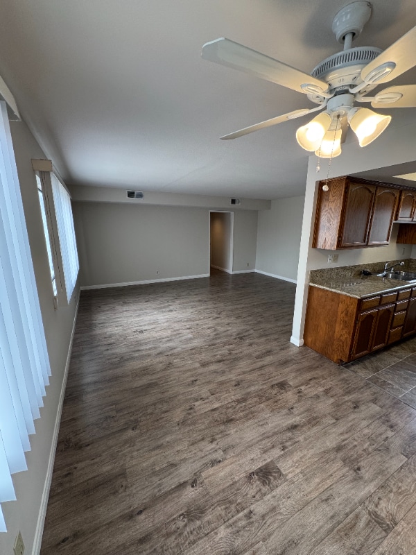 515 E Elmwood Ave, Unit 211 in Burbank, CA - Building Photo - Building Photo