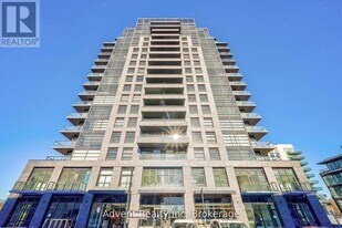 1606 Charles St in Whitby, ON - Building Photo