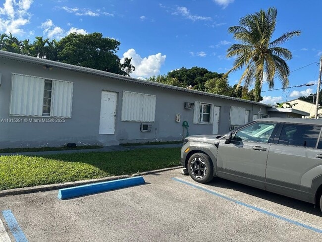 1293 NE 109th St in Miami, FL - Building Photo - Building Photo