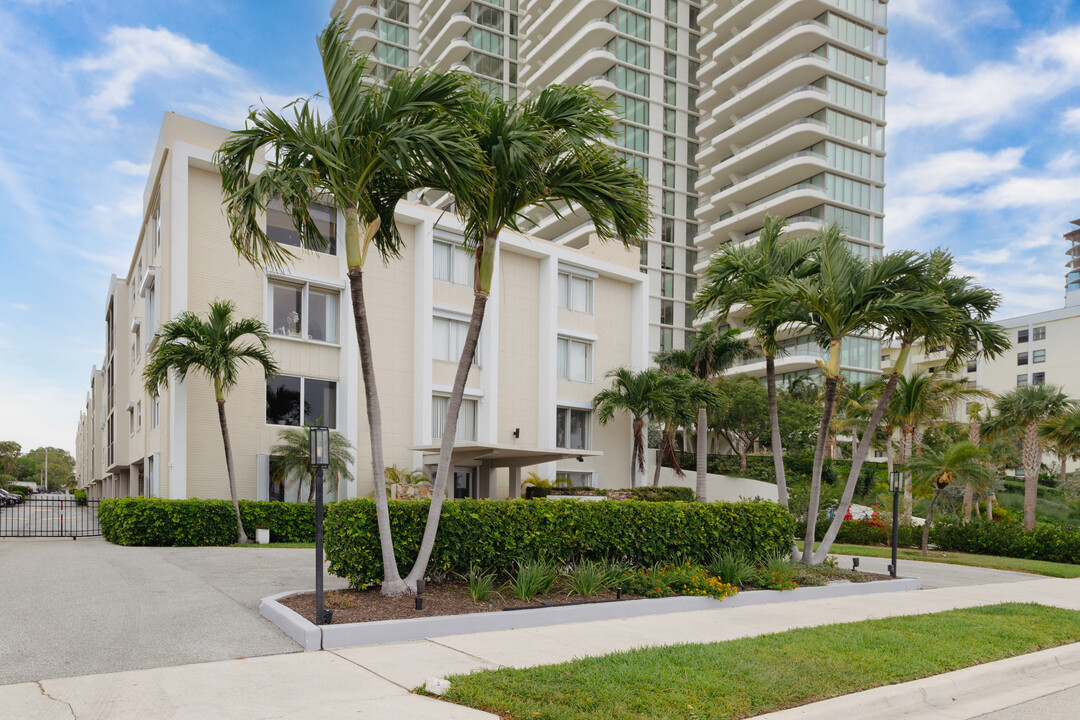 Viking Arms Condominiums in West Palm Beach, FL - Building Photo