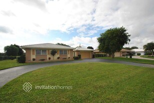 225 Gleneagles Dr in Lake Worth Beach, FL - Building Photo