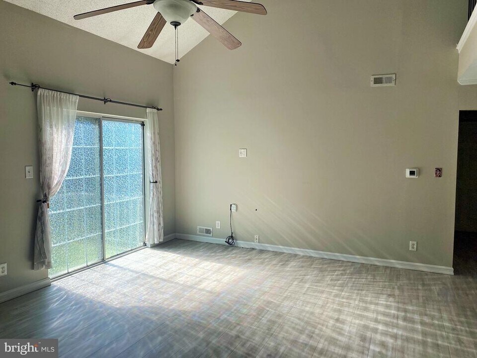 1906B Sedgefield Dr in Mount Laurel, NJ - Building Photo