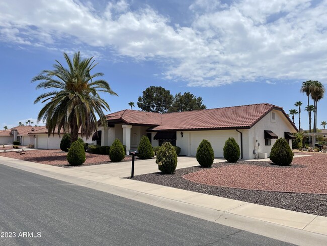 13725 W Gable Hill Dr in Sun City West, AZ - Foto de edificio - Building Photo