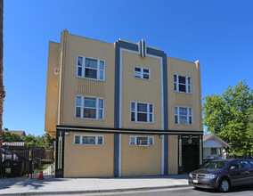 25-45 W 10th St in Pittsburg, CA - Building Photo - Building Photo