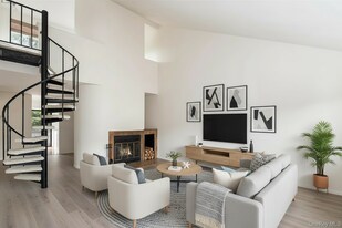 71 Fox Run in South Salem, NY - Building Photo