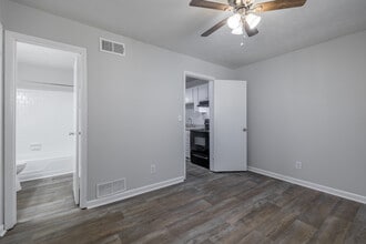 Welcome Home to Premier Club Living in Union City, GA - Foto de edificio - Interior Photo