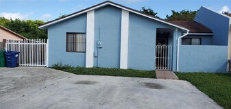 5239 NW 198th Terrace in Miami Gardens, FL - Building Photo