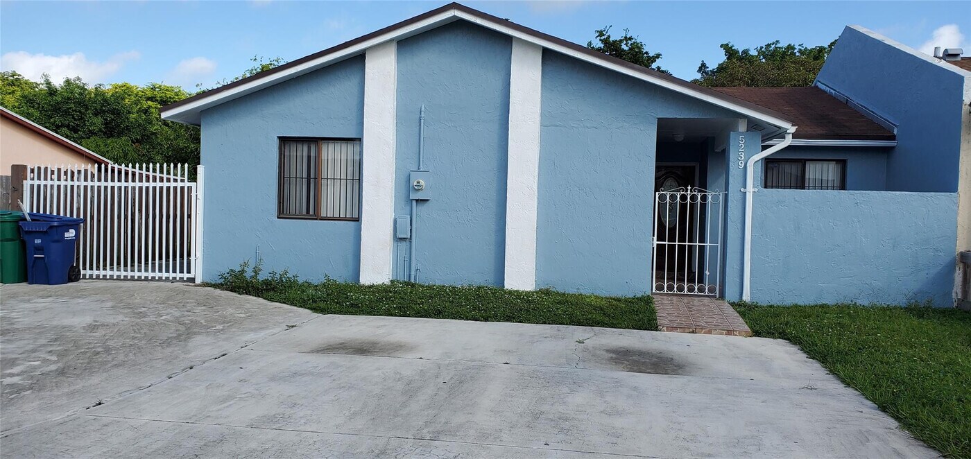 5239 NW 198th Terrace in Miami Gardens, FL - Building Photo