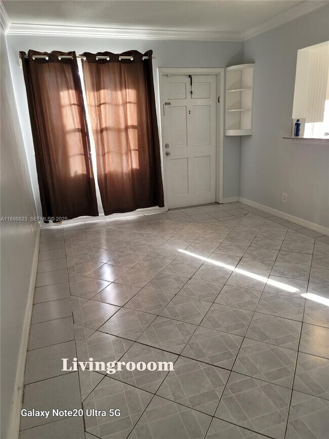 2219 Polk St in Hollywood, FL - Foto de edificio - Building Photo