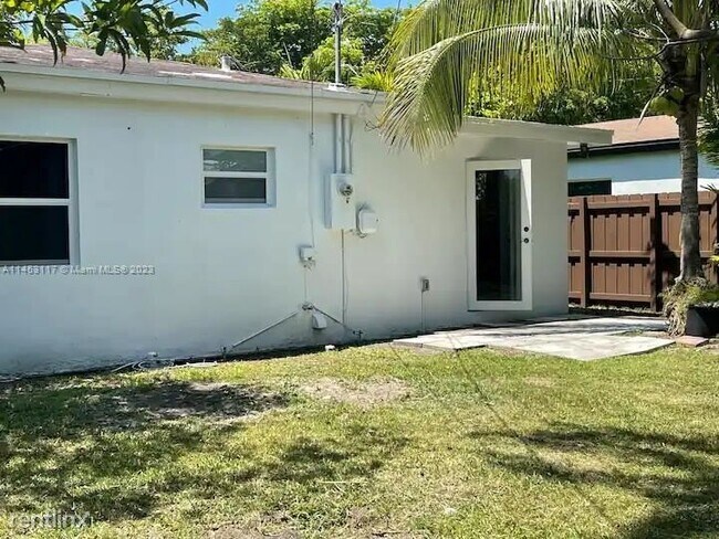 2031 NE 180th St in North Miami Beach, FL - Building Photo - Building Photo