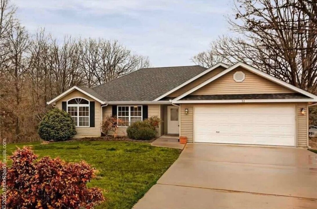 32 Watson Dr in Bella Vista, AR - Building Photo
