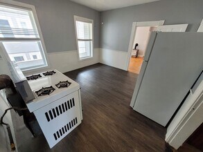 145 Pine St in Manchester, NH - Building Photo - Building Photo