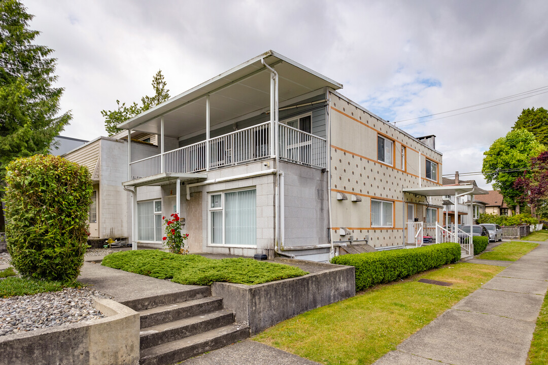 3705 Renfrew St in Vancouver, BC - Building Photo