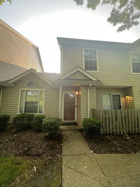 721 Whistling Swan Dr in Virginia Beach, VA - Foto de edificio