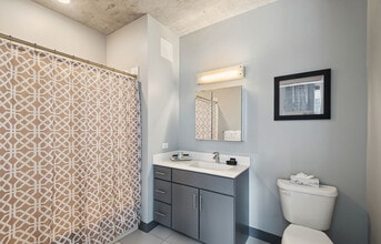 215 W Lake St in Chicago, IL - Foto de edificio - Building Photo