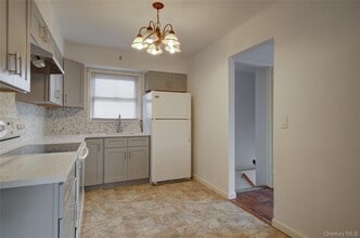 54 5th Ave in Westbury, NY - Building Photo - Building Photo