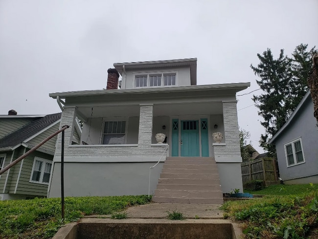 2232 Grinstead Dr in Louisville, KY - Building Photo - Building Photo