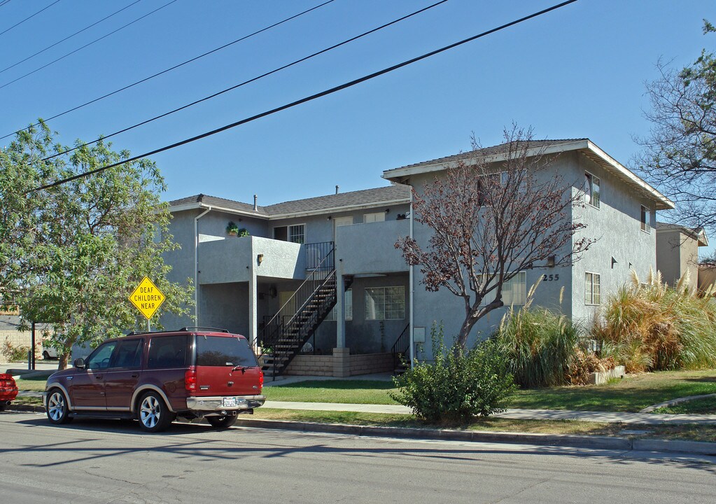 255 Sherman Ave in Corona, CA - Foto de edificio