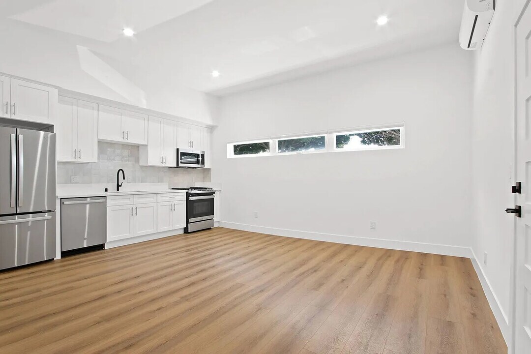 1706 Grismer Ave in Burbank, CA - Building Photo