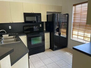 9151 NW 40th St in Sunrise, FL - Building Photo - Building Photo
