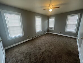 652 Adams Ave, Unit Apartment 3 in Huntington, WV - Foto de edificio - Building Photo