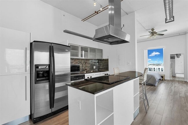 10 SW South River Dr, Unit 1615 in Miami, FL - Foto de edificio - Building Photo