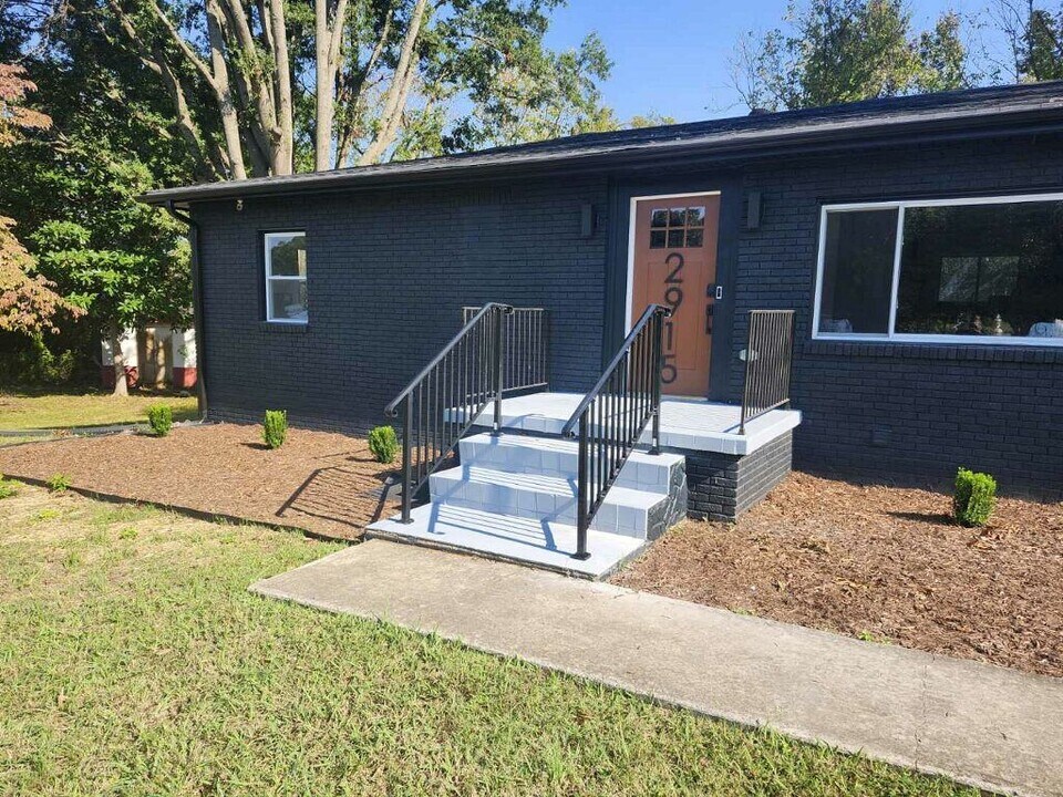 2915 Reynolds Park Rd in Winston-Salem, NC - Foto de edificio