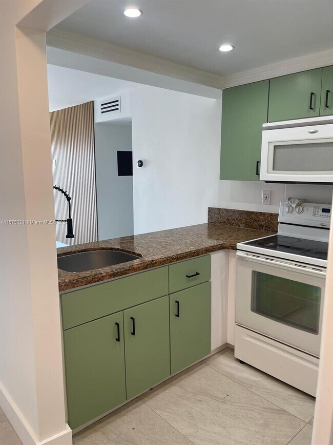 420 NW 12th Ave-Unit -51 in Miami, FL - Building Photo - Building Photo