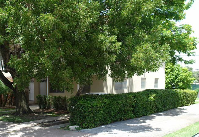 45 Madeira Ave in Coral Gables, FL - Foto de edificio - Building Photo