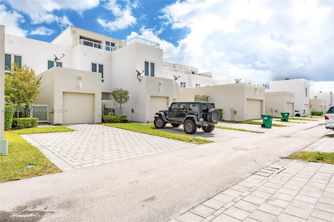 6402 NW 104th Path in Doral, FL - Foto de edificio - Building Photo