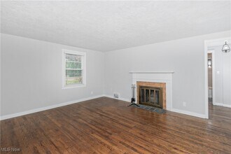 6466 Wilson Mills Rd in Mayfield, OH - Building Photo - Building Photo