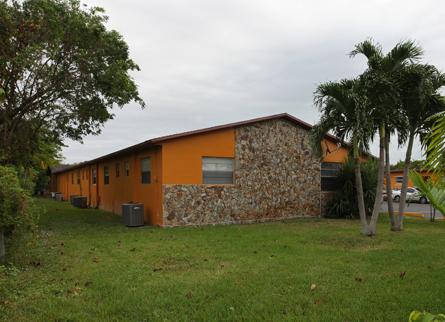 525 NW 62nd Ave in Hollywood, FL - Building Photo - Building Photo