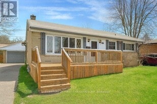 174 Manitoulin Dr in London, ON - Building Photo