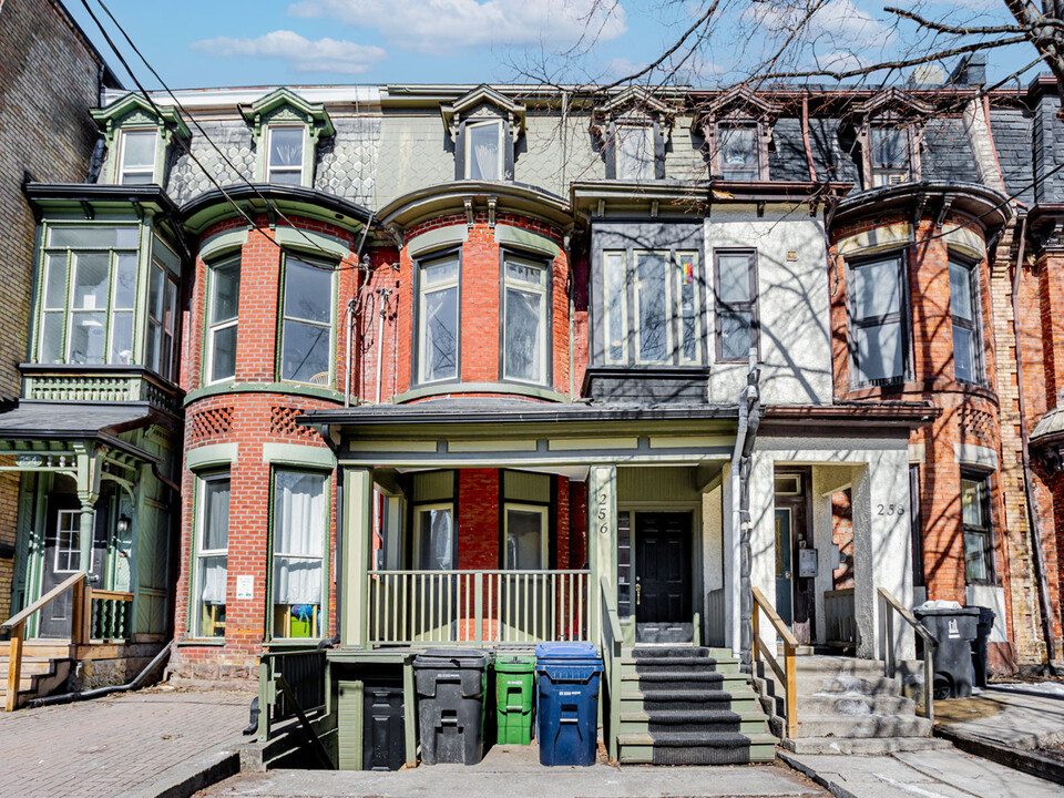 256 Gerrard St E in Toronto, ON - Building Photo