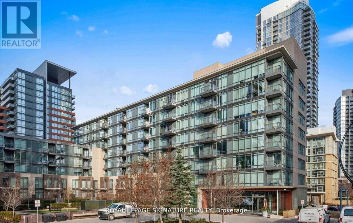 15 Brunel Ct in Toronto, ON - Building Photo