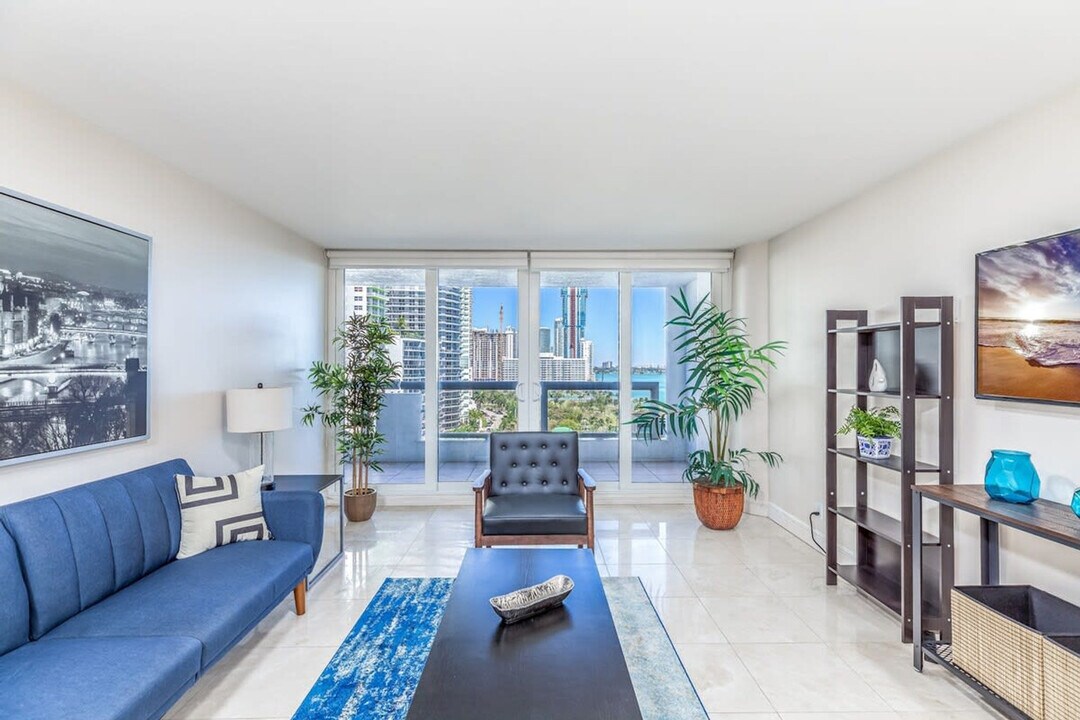 1717 N Bayshore Dr in Miami, FL - Building Photo