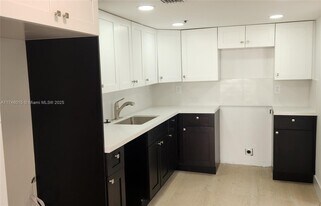 17890 W Dixie Hwy in North Miami Beach, FL - Building Photo