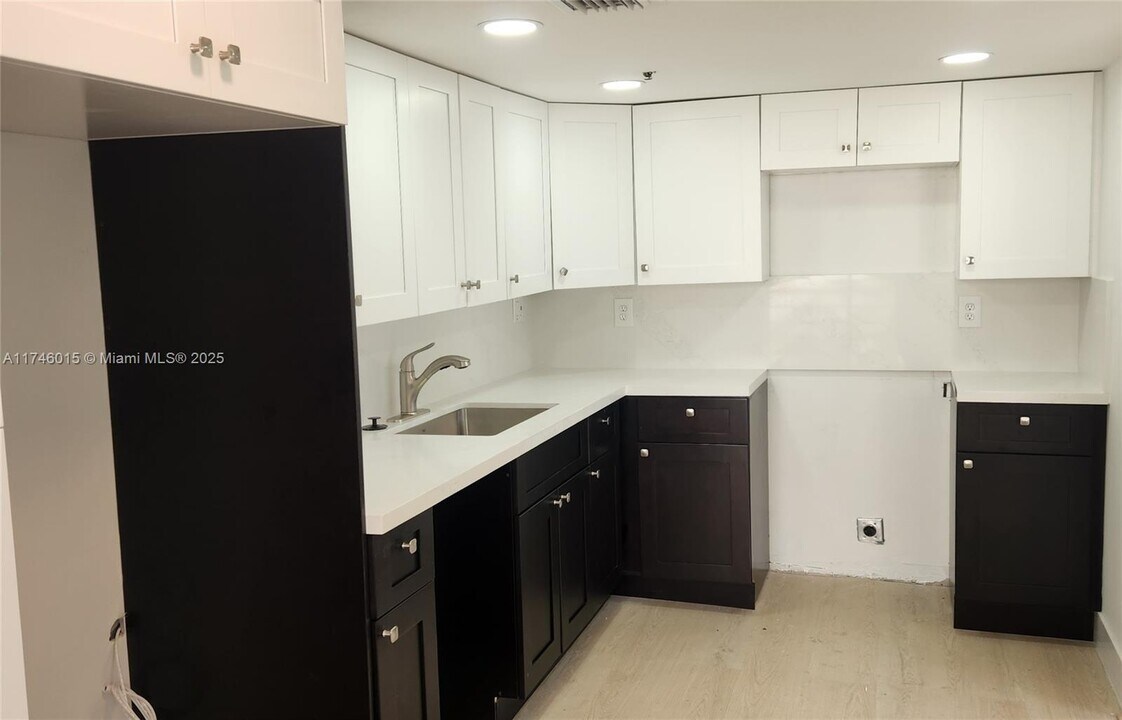 17890 W Dixie Hwy in North Miami Beach, FL - Building Photo