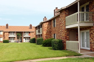 Briarwood Condominiums in Pensacola, FL - Foto de edificio - Building Photo