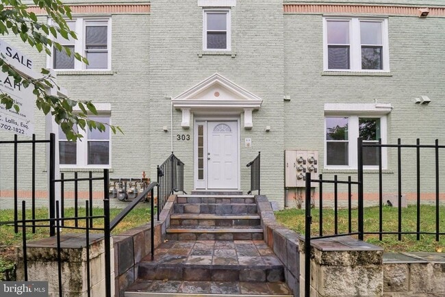 property at 303 Seaton Pl NE