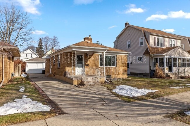 property at 1115 Lake Michigan Dr NW