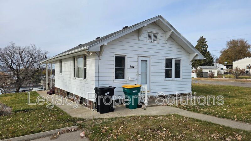 802 S 16th St in Bismarck, ND - Building Photo