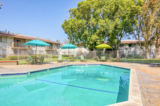 Strada Apartments in Orange, CA - Foto de edificio - Building Photo