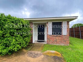 1509 S Hall St in Ennis, TX - Building Photo