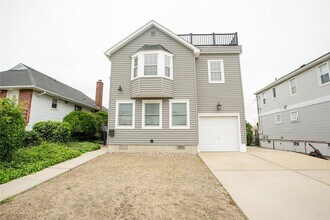 733 E Walnut St in Long Beach, NY - Foto de edificio - Building Photo