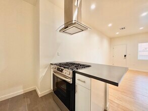 519 3/4-518 Mariposa Ave in Los Angeles, CA - Building Photo - Building Photo