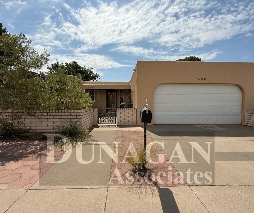 1704 Live Oak Pl in Carlsbad, NM - Building Photo