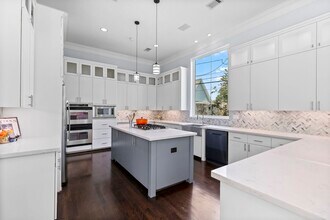 4626 Braeburn Dr in Bellaire, TX - Building Photo - Building Photo